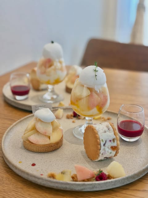 桃のパフェとデザートプレート