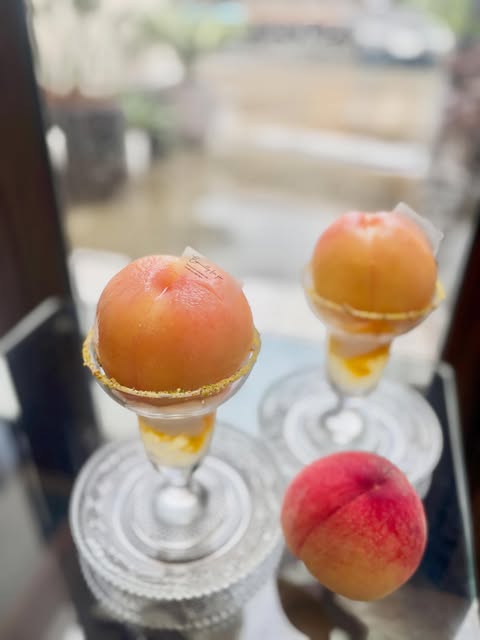 桃をまるごと使ったパフェ