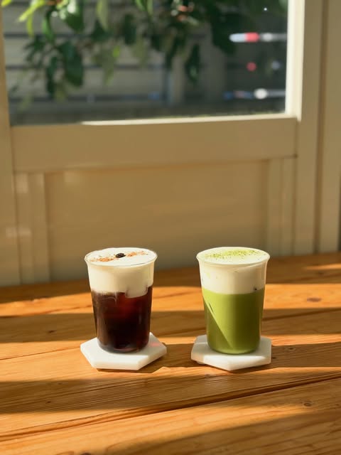 木のカウンターに並ぶエスプレッソトニックと抹茶ラテ