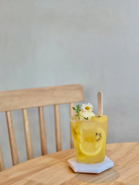 ハーブと花を飾った自家製レモネード